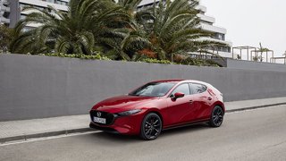 Minimale Ablenkung, maximale Sicherheit: Intuitive Bedienung des Mazda3 überzeugt im ADAC-Test