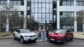 Zwei Mazda Elektrofahrzeuge für das SOS-Kinderdorf in Düsseldorf