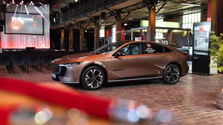 Mazda6e feiert Deutschlandpremiere beim Hamburger Hafengeburtstag