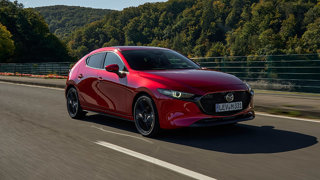 Fahren lernen mit Mazda und INTAX: Kooperation im Bereich Fahrschulfahrzeuge