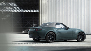 Mazda präsentiert neue Karosseriefarbe Zinc Green Metallic