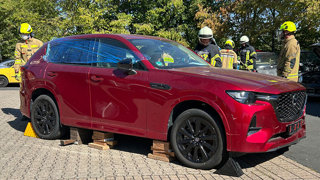 Mazda übergibt fünf Mazda CX-60 an Feuerwehr Eschweiler